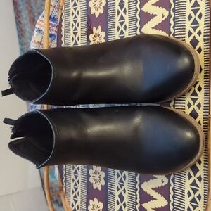Old Navy faux leather ankle bootie. Size 5 girls